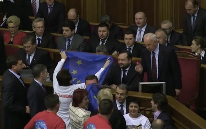 Азаров викинув прапор ЄС, який йому дали опозиціонери 