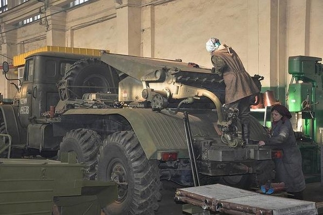 На украинских заводах военную технику расконсервируют в три смены, - фото