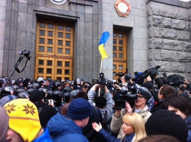 Под стенами мэрии Харькова столкновения между активистами и милицией