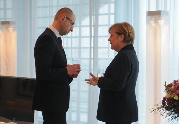 Яценюк и Меркель открыли украинско-немецкий бизнес-форум в Берлине