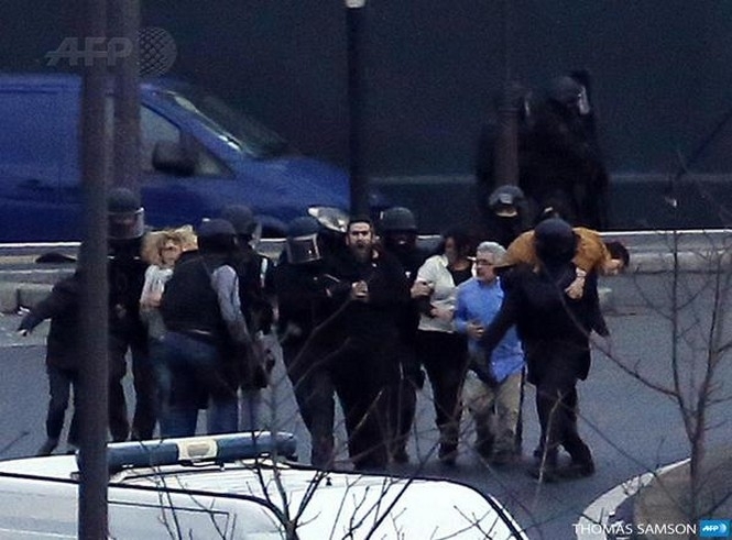 Полиция Франции провела две антитеррористические операции: все заложники освобождены, террористы обезврежены