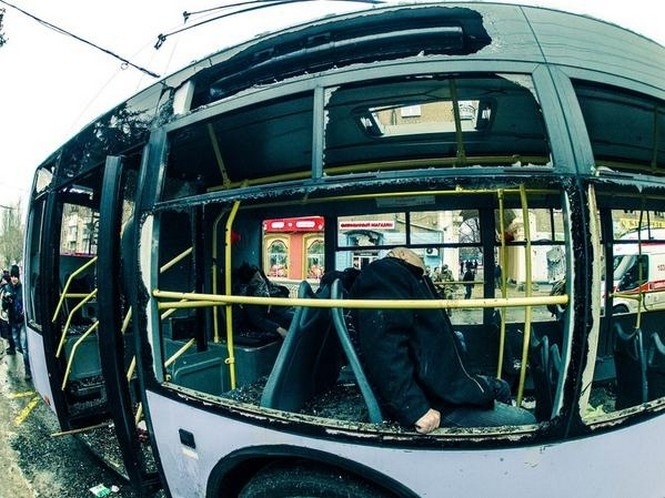 У Донецьку повідомили про загибель 7 людей через попадання снаряда в тролейбус, - фото, відео