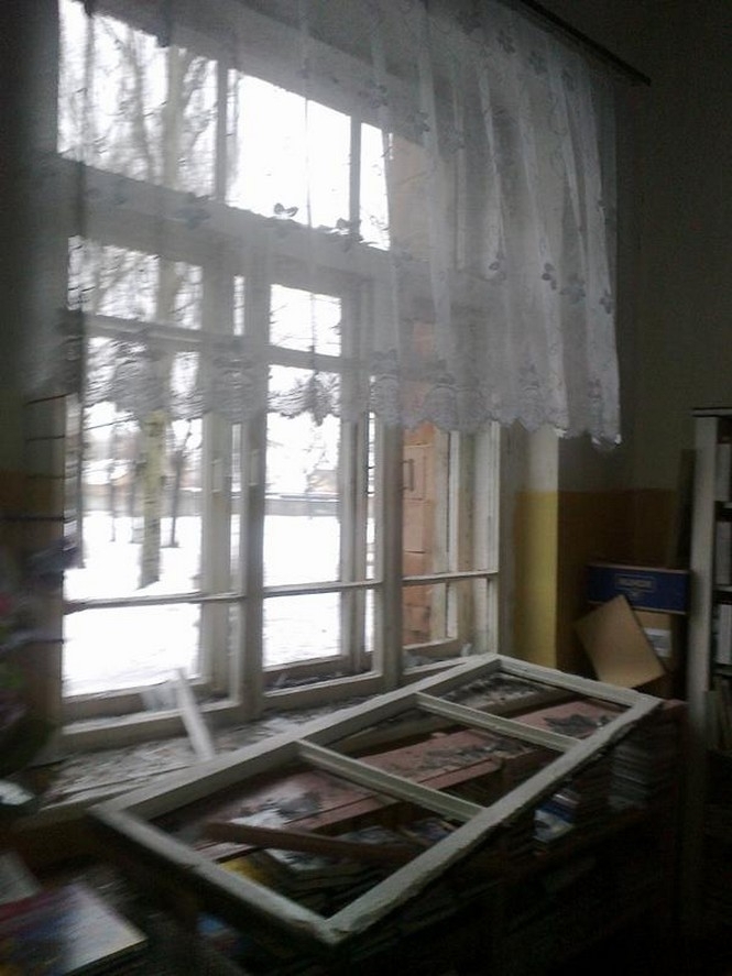 В результате обстрела жилых районов Донецка разрушений потерпела школа в Петровском районе, - фото, видео