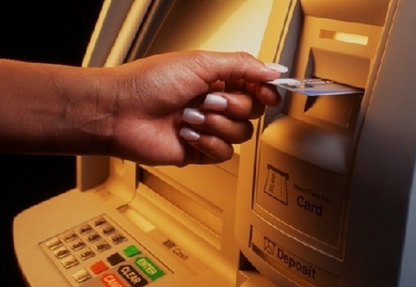 В Украине теперь можно покупать и менять валюту в терминалах и банкоматах