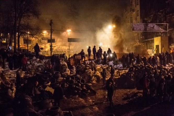 Євромайдан зростає: активісти вночі збудували нові барикади
