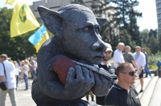 В Запорожье установили памятник Путину со снегирем, - фото 