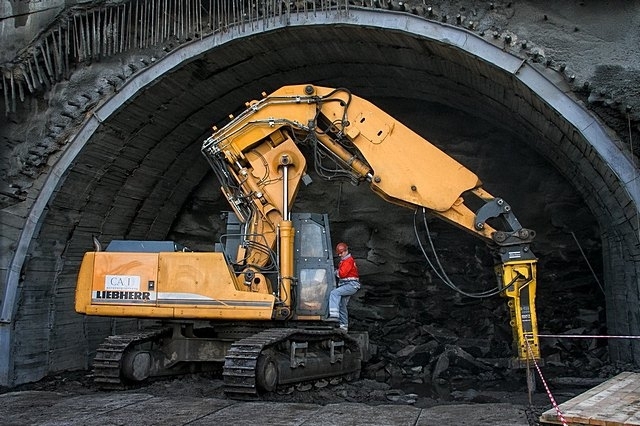 Правительство хочет привлечь многомиллионный кредит на строительство Бескидского тоннеля