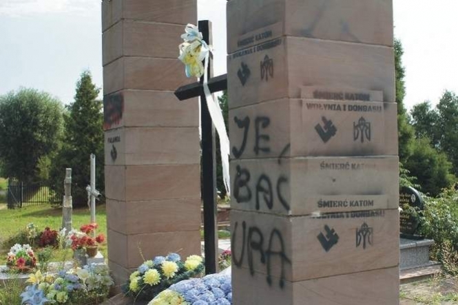В Польше неизвестные изуродовали памятник воинам УПА: написали 