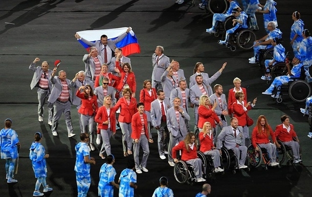 Білоруса з прапором Росії відсторонили від Паралімпіади