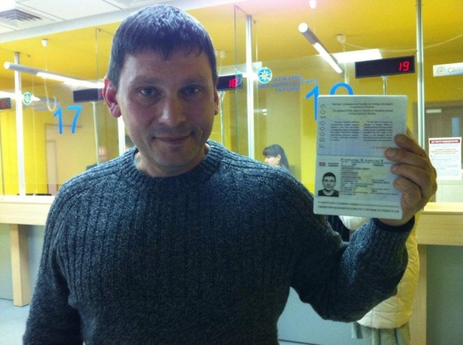 МЗС показало, як виглядатимуть біометричні паспорти і передало зразки в посольства країн ЄС, - фото