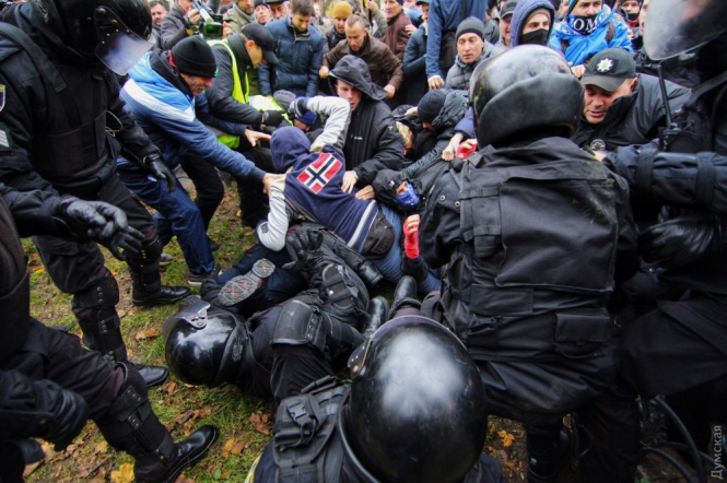 В Одесі сталася масова сутичка в ході протестів: начальнику поліції розбили голову, - ФОТО
