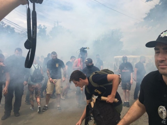 Драка на одесском Фонтане: активисты забросали дымовыми шашками строительство - ВИДЕО