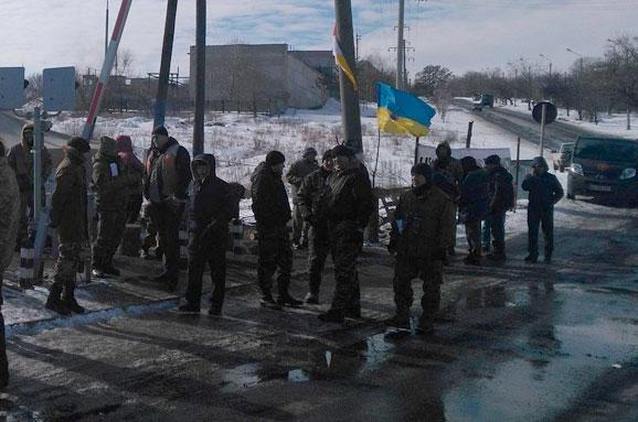 Сутички біля блокпосту на Донбасі: поліція здійснила попереджувальні постріли у повітря, - ВІДЕО