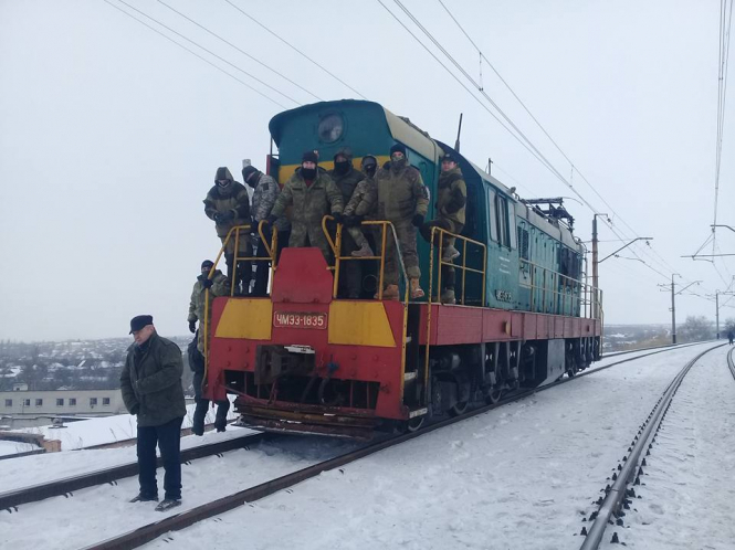 Суд арештував локомотив і 57 вагонів, які були заблоковані активістами на Донбасі