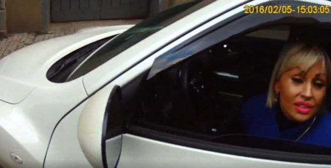 У Франківську блондинка-водій обматюкала поліцейського і пригрозила йому звільненням з роботи, - ВІДЕО