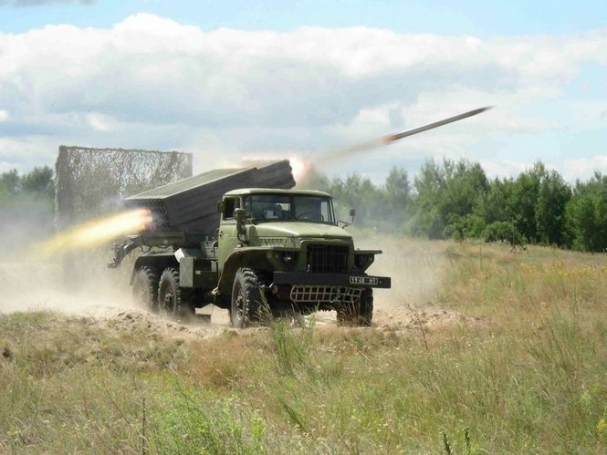 Боевики стреляют в луганчан, которые препятствуют размещению 