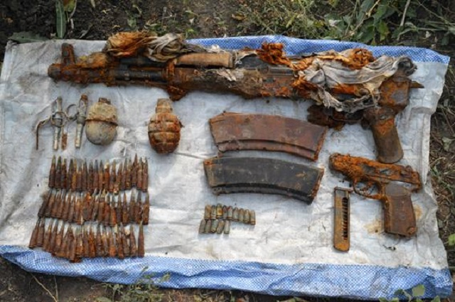 На Донбассе мужчина откопал на своем огороде мешок с оружием