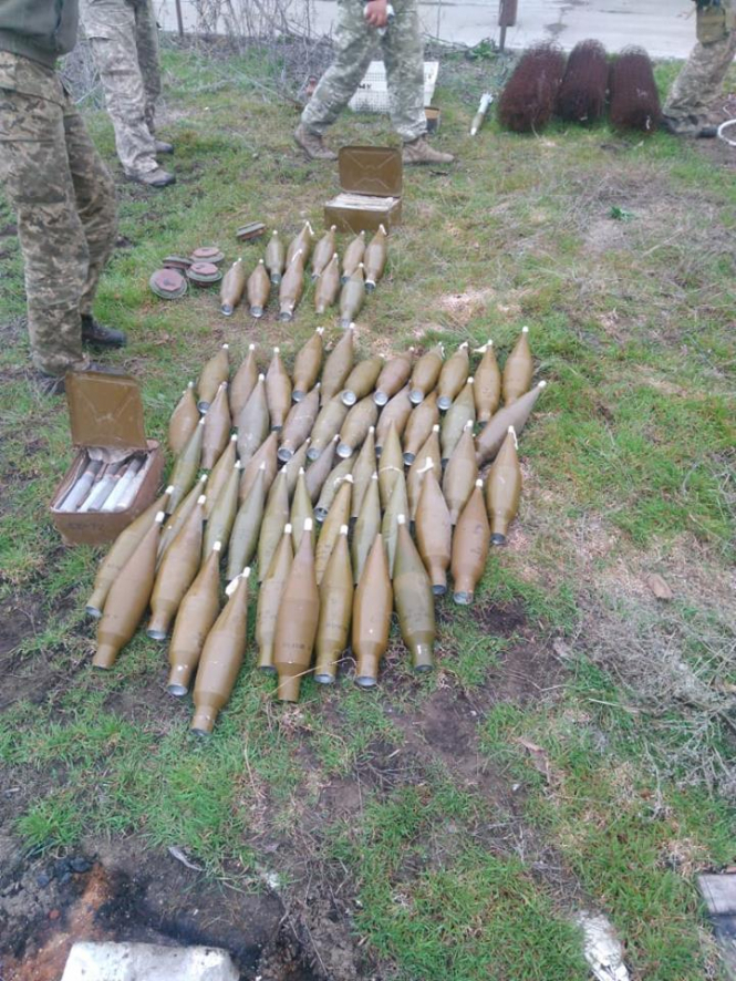 В брошенном доме в Широкино обнаружили арсенал боеприпасов