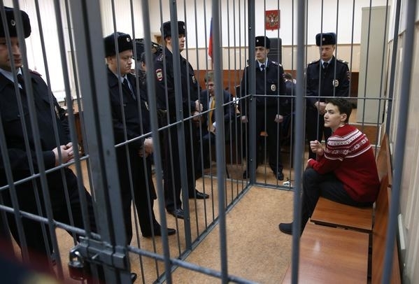 Савченко доставили в суд: она весит 53 кг