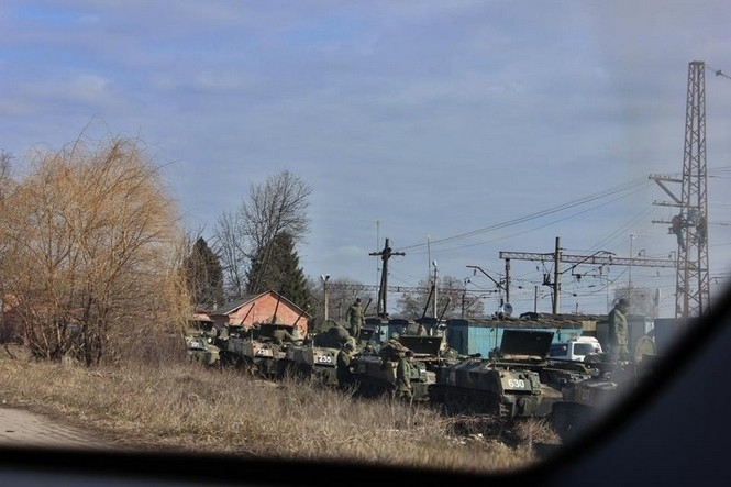 Россия свозит в украинской границы БТР и реактивные системы залпового огня