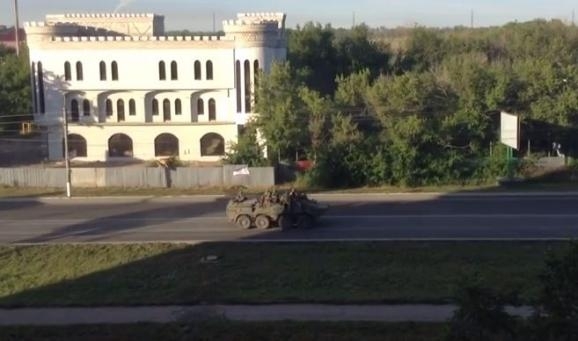 На Луганск движется колонна танков под флагами России и Крыма - СМИ