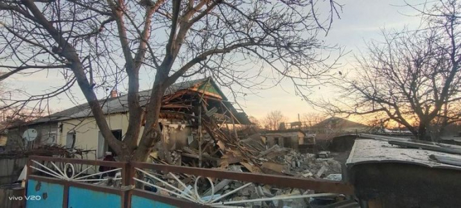 Во время обстрела Невельского боевики разрушили два жилых дома, из-под завалов спасли двух человек