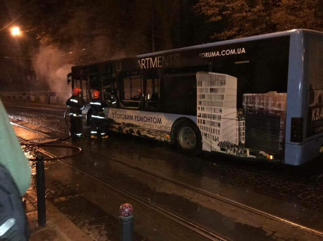 У центрі Львова згорів пасажирський автобус, - ВІДЕО
