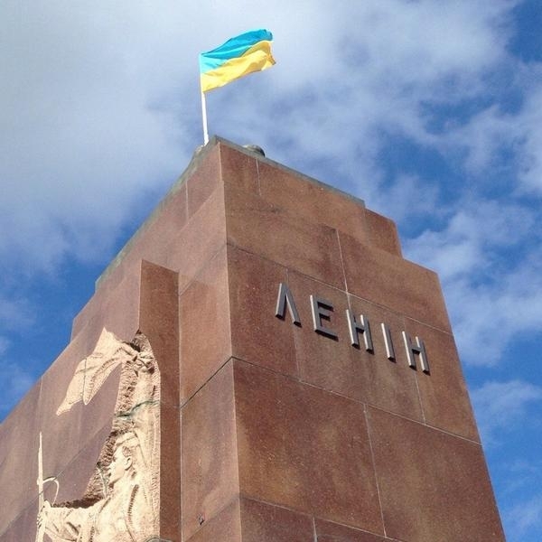 На месте памятника Ленину в Харькове собралось несколько сотен его сторонников: кое-кто пришел с оружием