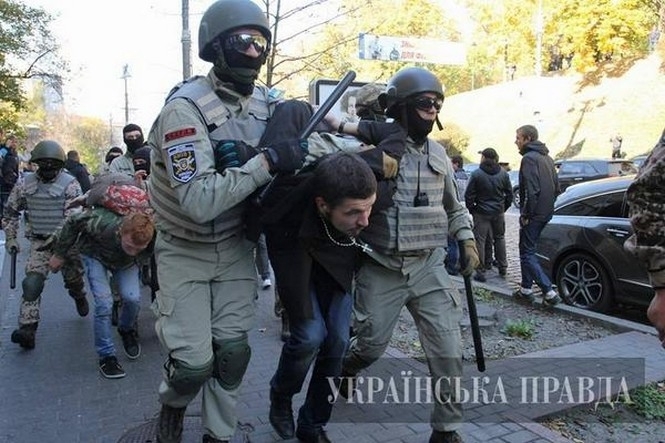 Столкновения под парламентом: 15 раненых милиционеров и 37 задержанных людей