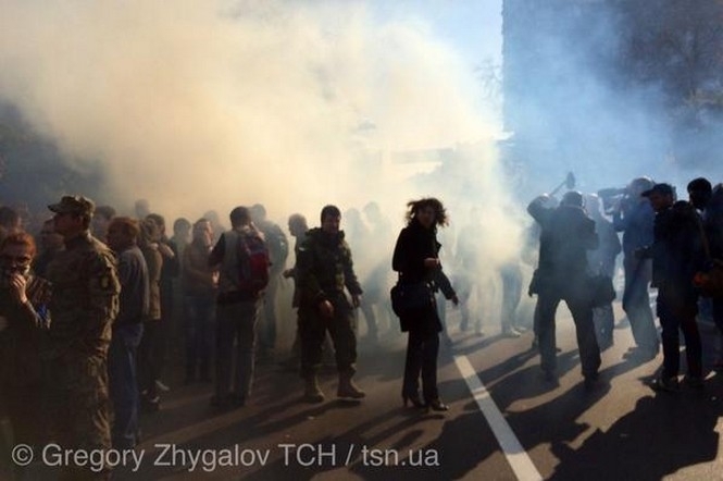 Під ВР розірвалося не менше 60 димових шашок: протестувальники вимагають заборонити комуністичну ідеологію, - фото