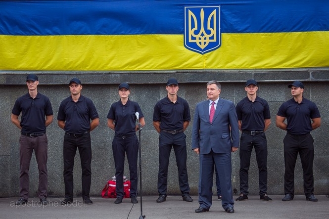 Киевляне увидели первых выпускников полицейской академии патрульной службы