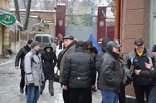 На Львівщині небайдужі мешканці блокують військову частину, - фото, відео