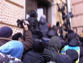 Активисты в Черновцах разрубили топором дверь областного совета. Силовики применили слезоточивый газ