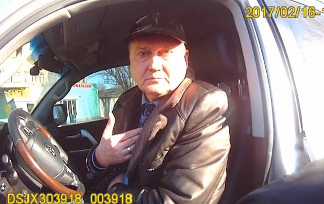 В Николаеве пьяный депутат за рулем пытался дать взятку полицейскому - ВИДЕО