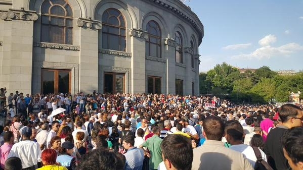 Протесты в Ереване возобновились с новой силой