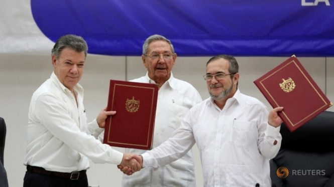 Президент Колумбии и лидер повстанцев наконец договорились о мире
