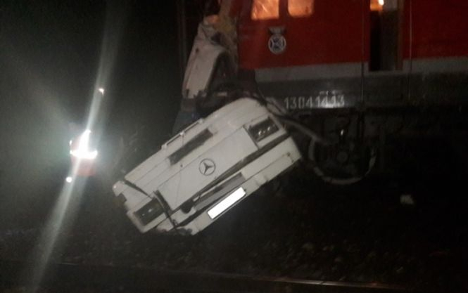 У Росії потяг протаранив автобус, що застряг на переїзді, загинуло 18 людей

