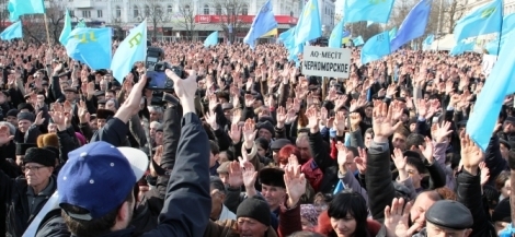 Под крымским парламентом продолжается беспокойный митинг против сепаратизма, - трансляция