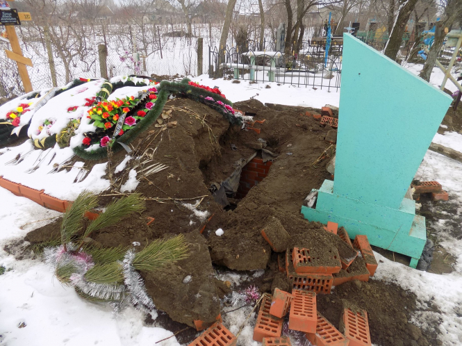 Вандалы на кладбище в Одесской области разрыли могилу и устроили посиделки рядом с гробом