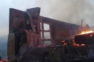 В Буковеле сгорел деревянный отель сына Януковича