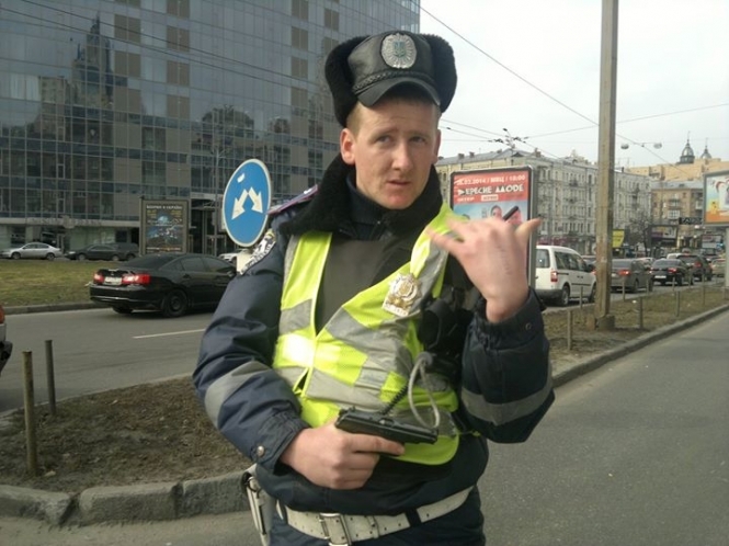 У Києві працівники ДАІ погрожують зброєю водіям