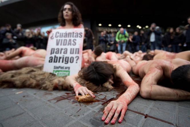 В Барселоне зоозащитники обнажились для акции против использования меха и кожи