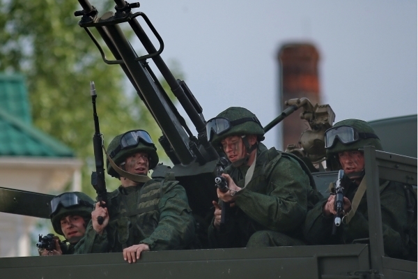 Российские солдаты в Луганске обучают местных террористов, - журналистка Financial Times