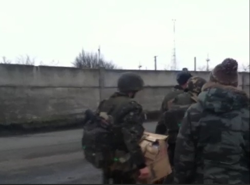 Дніпропетровські десантники, яких не пустили у Київ пересідають на вантажні автомобілі, - трансляція