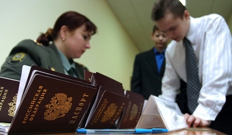 МЗС пропонує впускати росіян в Україну лише за закордонними паспортами