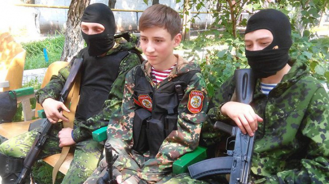 На Донбасі бойовики навчають дітей поводитися зі зброєю в 