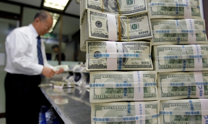 Российские банки истерически скупают доллары, чтобы обвалить гривну