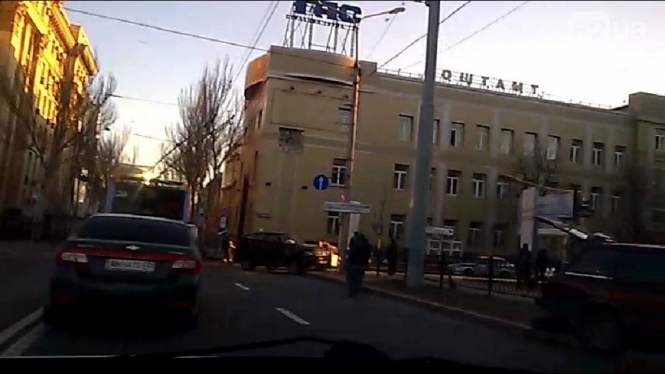 В центре Донецка террористы на джипе врезались в 