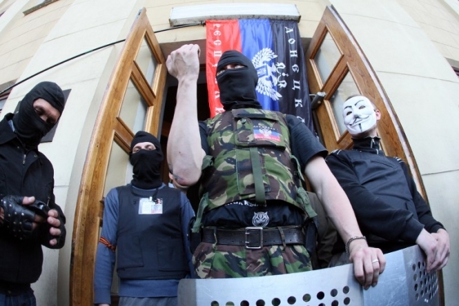 Террористы в Донецке устроили раздачу оружия, - Тимчук