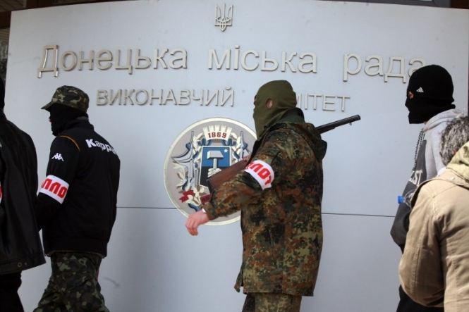 Озброєні терористи захопили міськраду у Донецьку (оновлено)